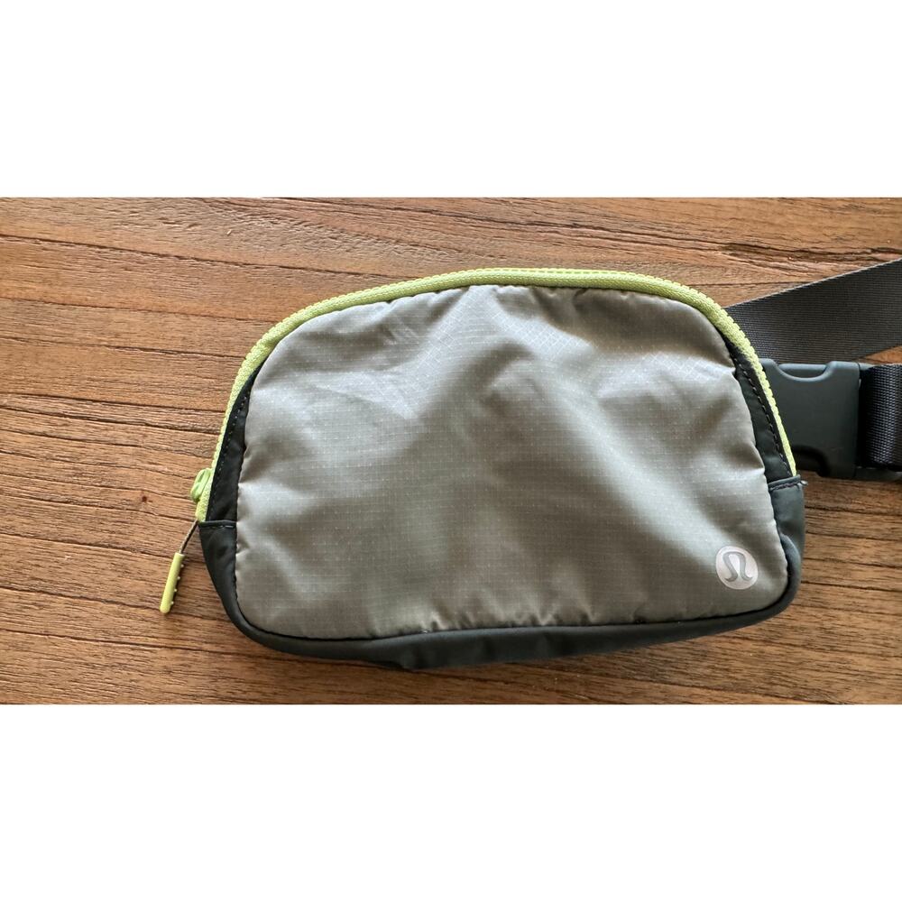 Lululemon Everywhere Belt Bag - Picture 7 of 7